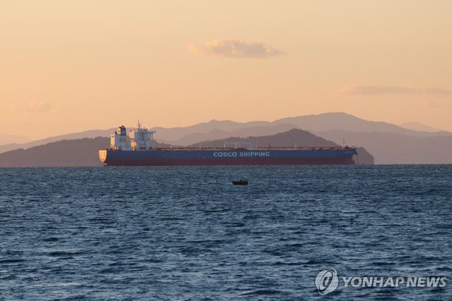 홍해 바브엘만데브 해협을 지나는 중국 국적 선박