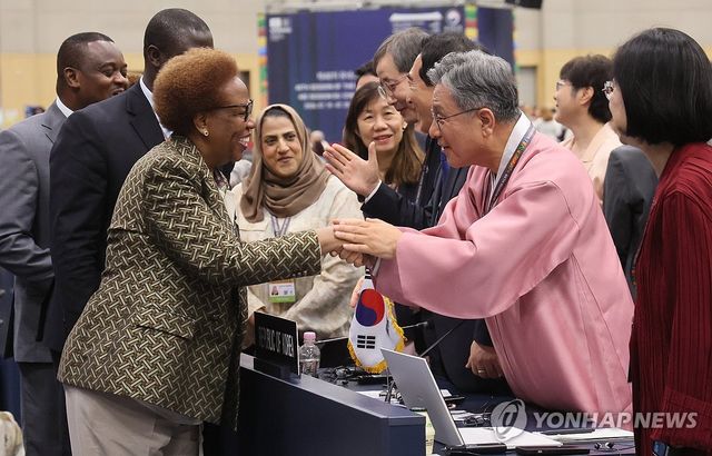 축하받는 한국의 갯벌 세계유산 확대 등재