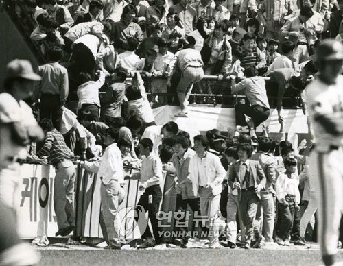 1980년대 잠실구장에서 표를 못 구하자 강제로 구장에 들어와 객석으로 향하는 관중