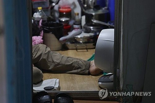 2026년 7월 서울 종로구 돈의동의 쪽방촌에서 선풍기로 더위 식히는 주민 [연합뉴스 자료사진]