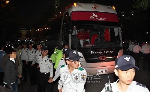 2009년 부산 사직구장에서 경찰의 호위를 받고 이동하는 SK 와이번스 선수단