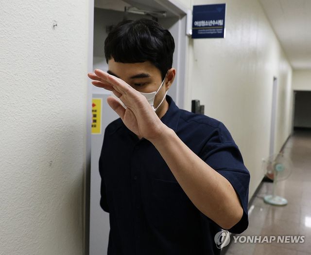 경찰, '아동 성매매' 최영중 전 청주시의원 15시간 밤샘 조사