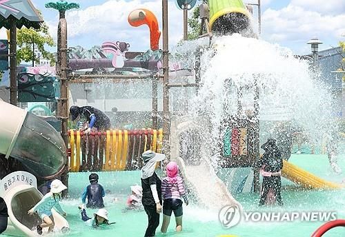 폭염중대경보 속 물놀이하는 경산 시민들