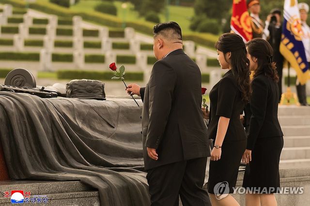 김정은, 전승절 73주년 맞아 조국해방전쟁참전열사묘 참배