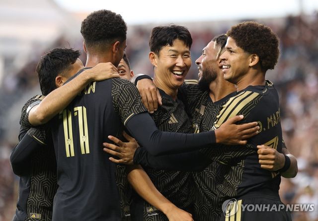 동료들과 득점 자축하는 손흥민