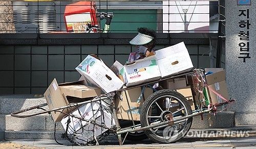 대구 낮 기온이 섭씨 37도를 넘긴 2024년 6월 대구 달서구 반고개역에서 폐지를 수집다가 휴식을 취하는 어르신 모습 [연합뉴스 자료사진]