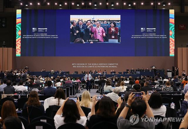 세계유산위 본회의장서 흔드는 태극기