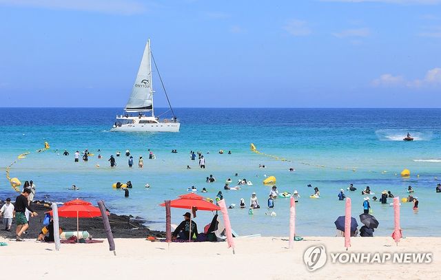 중복 더위 날리는 바다 물놀이