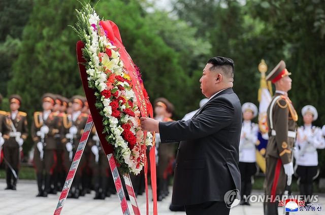 김정은, 전승절 73주년 맞아 중국인민지원군열사릉원 참배