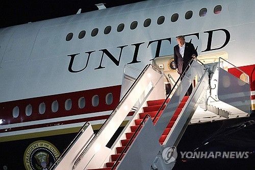 새 에어포스원에서 내리는 도널드 트럼프 대통령