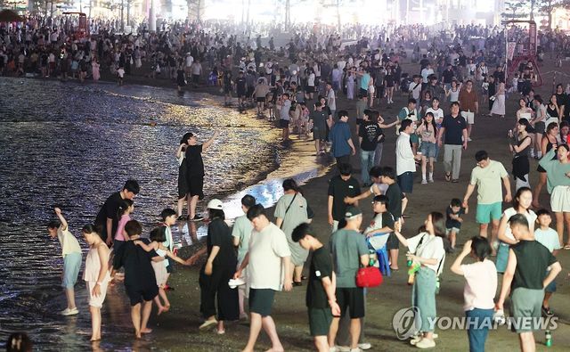 드론쇼 즐기고 더위 식히는 피서객들