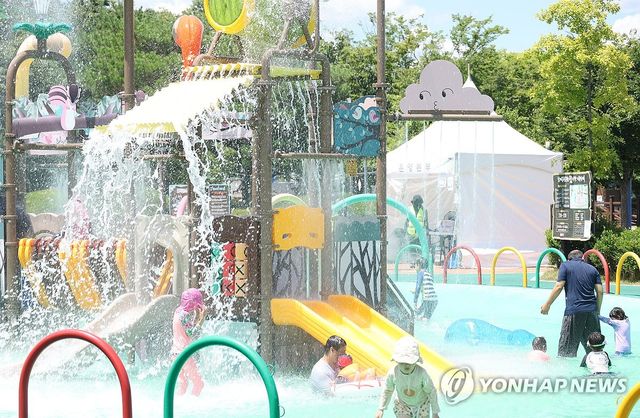 폭염중대경보 속 물놀이하는 경산 시민들