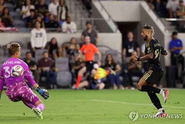 득점하는 LAFC의 드니 부앙가(오른쪽)