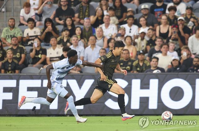 상대 선수와 경합하는 손흥민