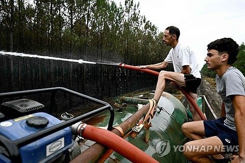 산불 화재에 동참한 프랑스 농민들