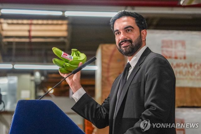 조란 맘다니 미국 뉴욕시장이 27일(현지시간) 기자회견을 열고 공공 식료품점 개설 계획을 밝히고 있다. 