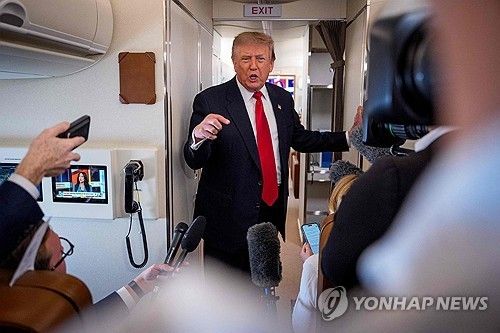 기내에서 취재진 만난 트럼프 대통령