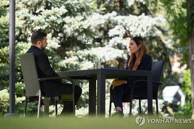 23일 젤렌스키를 인터뷰하는 로라 루머