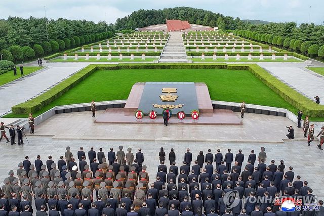 김정은, 전승절 73주년 맞아 대성산혁명열사릉 참배