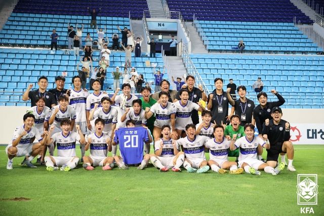 코리아컵 2라운드에서 대구FC를 꺾고 기뻐하는 시흥시민축구단 선수들