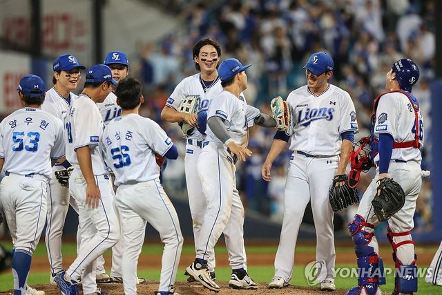 기뻐하는 삼성 라이온즈 선수들