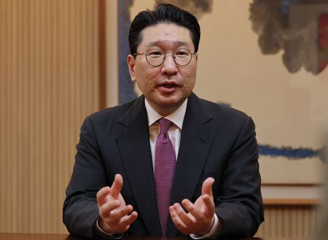 인터뷰하는 이상현 국립합창단 이사장