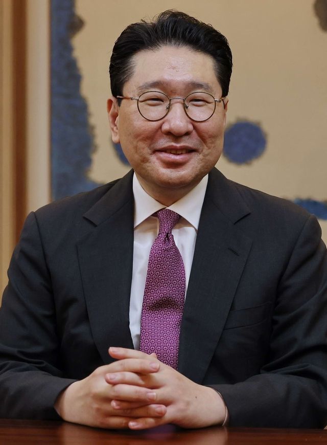 인터뷰하는 이상현 국립합창단 이사장