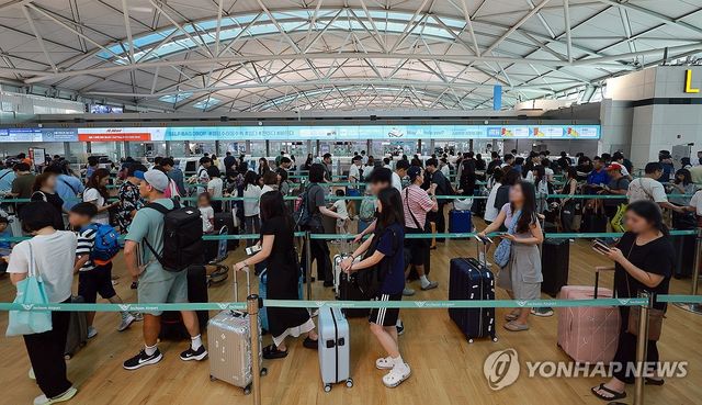 여름 휴가철 붐비는 인천공항