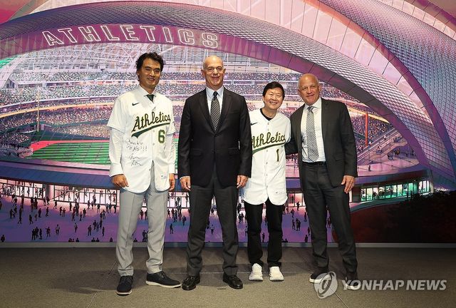 기념촬영하는 박찬호