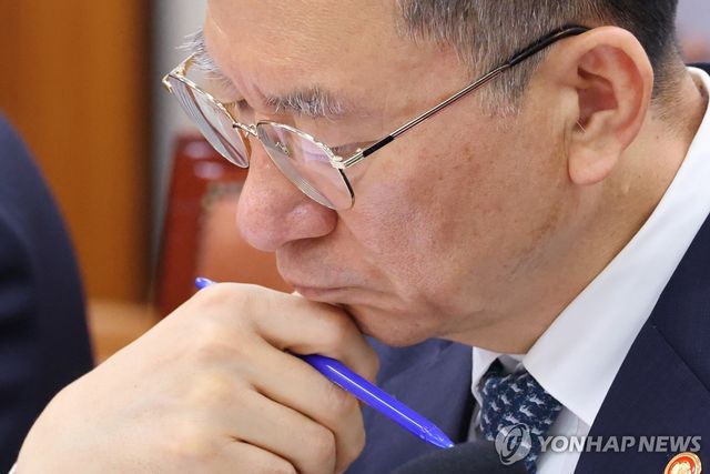 생각에 잠긴 정성호 장관