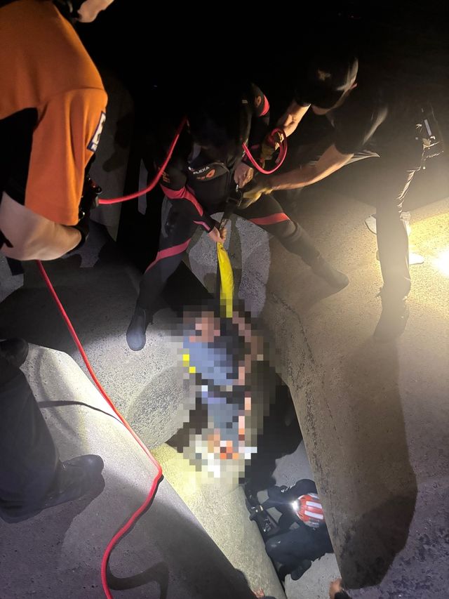 26일 테트라포드 아래로 추락한 A씨를 구조하는 119구조대