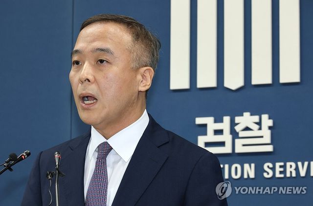 '밀수 와인' 빼돌린 세관 직원 2명 구속기소