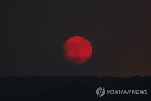 산불 연기와 구름에 가려진 해