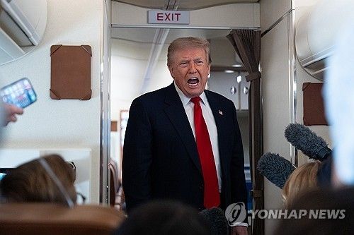 대통령전용기 안에서 취재진과 대화하는 도널드 트럼프 미국 대통령