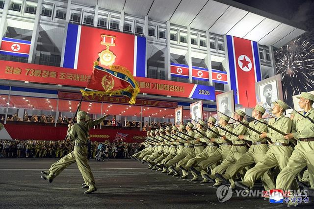김정은, 전승절 73주년 기념 행진의식 참석