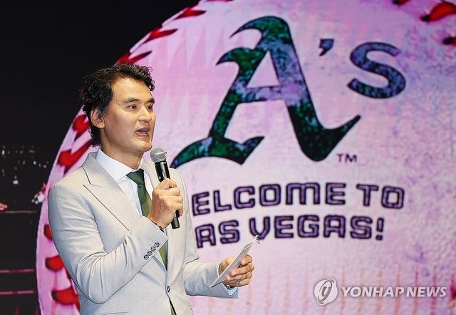 프레스 컨퍼런스에서 발언하는 박찬호