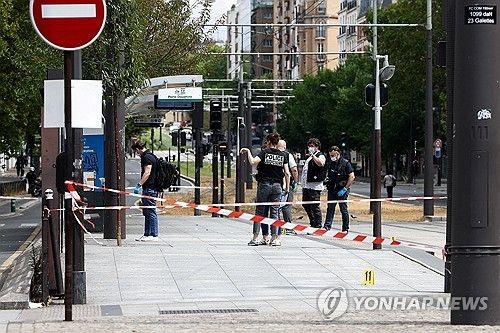 27일(현지시간) 파리 북서부에서 벌어진 흉기 공격 사건 현장