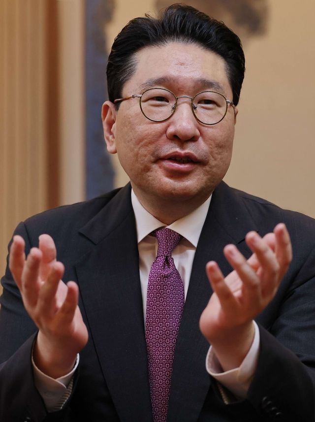 인터뷰하는 이상현 국립합창단 이사장