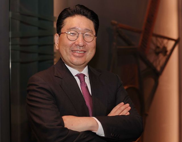 포즈 취하는 이상현 국립합창단 이사장