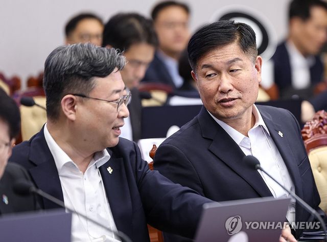대화하는 하준경 수석과 강건작 1차장