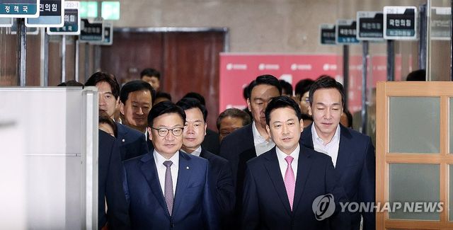 최고위 입장하는 국민의힘 지도부
