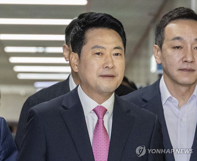 최고위원회의 입장하는 장동혁 대표