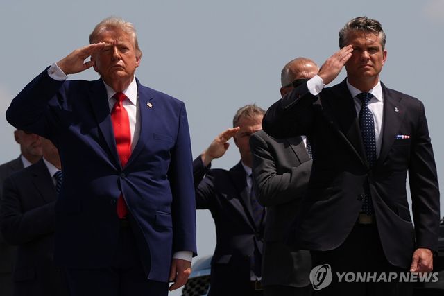 미군 장병 유해 귀환식 참석한 도널드 트럼프 미국 대통령과 피트 헤그세스 미 국방장관