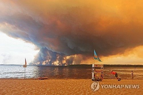 프랑스 산불로 생긴 연기와 구름