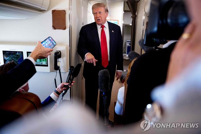 기내에서 취재진 만난 트럼프 대통령