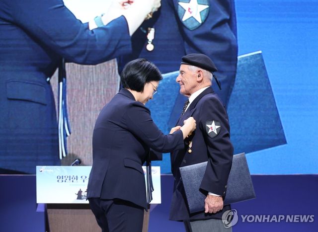 정부포상 하는 한성숙 국무총리