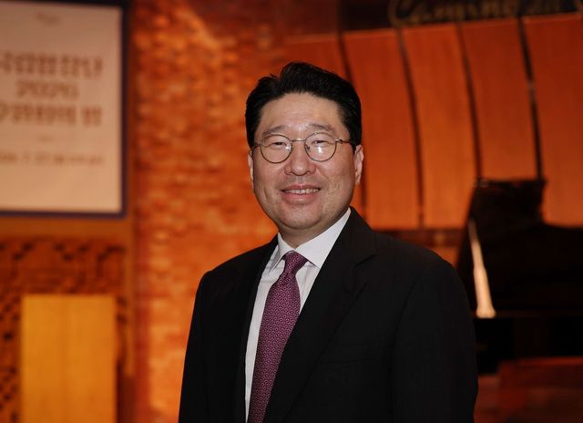 포즈 취하는 이상현 국립합창단 이사장