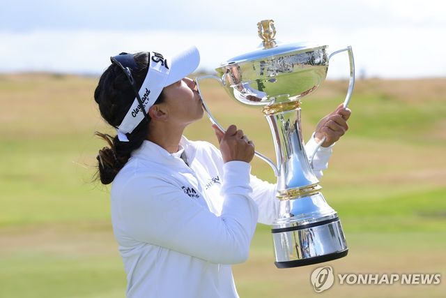 우승 트로피에 입 맞추는 신지은