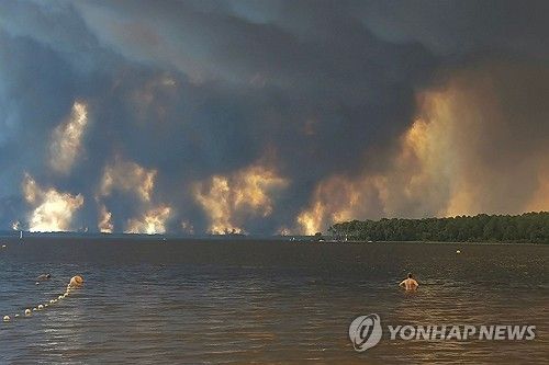 프랑스 산불로 생긴 연기와 구름