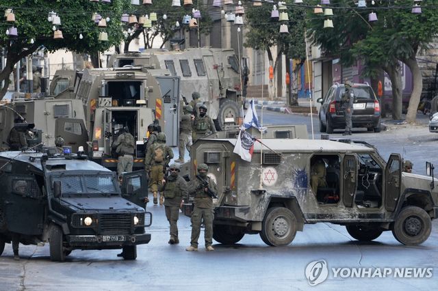 서안지구 도시 나블루스에서 작전중인 이스라엘 군인들 